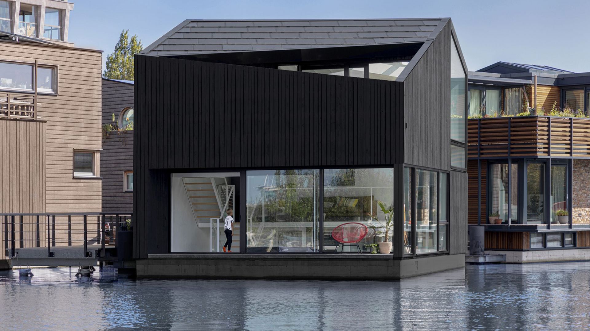 Ten dom pływa po kanale w Amsterdamie! Zobaczcie, jak wygląda w środku!