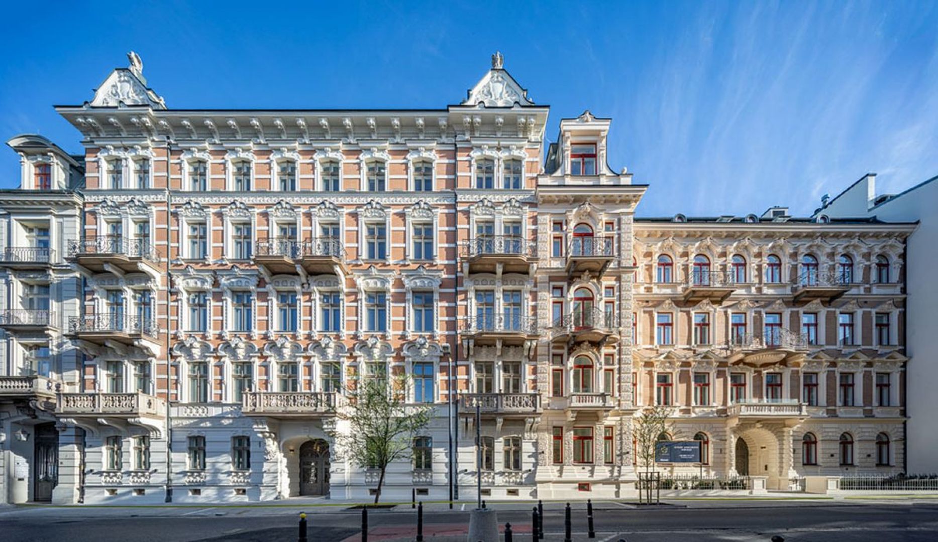 Budynki, które w latach 1895-1898 zbudował Artur Otton Spitzbarth, wyróżniały się wręcz pałacowym przepychem.