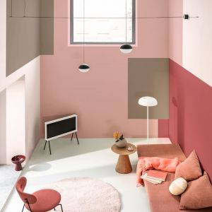 Pomysł na kolorowe ściany w salonie. Optymistyczne i ciepłe odcienie różu od marki Dulux. Fot. Dulux