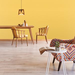 Pomysł na kolorowe ściany w salonie - kolor Funky Yellow od marki Beckers. Fot. Beckers