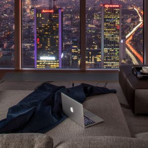 Z głową w chmurach… Apartament na dachu Warszawy. Projekt Anna Koszela. Fot. Hanna Długosz, stylizacja Anna Tyślerowicz