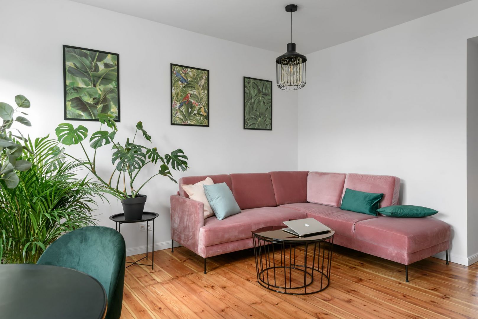 Na tle białej ścian pięknie wygląda część wypoczynkowa z narożnikiem w pudrowym różu. Projekt i zdjęcia: Magdalena i Robert Scheitza, pracownia SHLTR Architekci