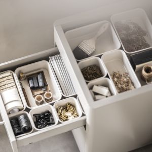 Z pomocą w utrzymaniu porządku w domu przychodzą pudełka i organizery, które łatwo dopasujemy do przestrzeni w szafie lub szufladzie. Fot. IKEA