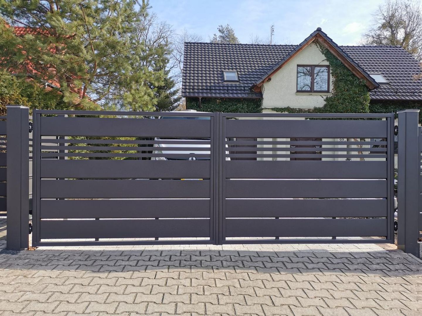 Szarość to niezwykle uniwersalny kolor. Dzięki swojej neutralności stanowi doskonałe tło i świetnie komponuje się z wieloma innymi barwami. Fot. Plast-Met Systemy Ogrodzeniowe