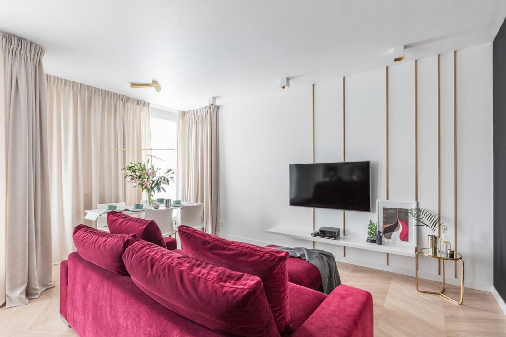 Ścianę z telewizorem zdobią dekoracyjne panele. Projekt Decoroom. Fot. Pion Poziom