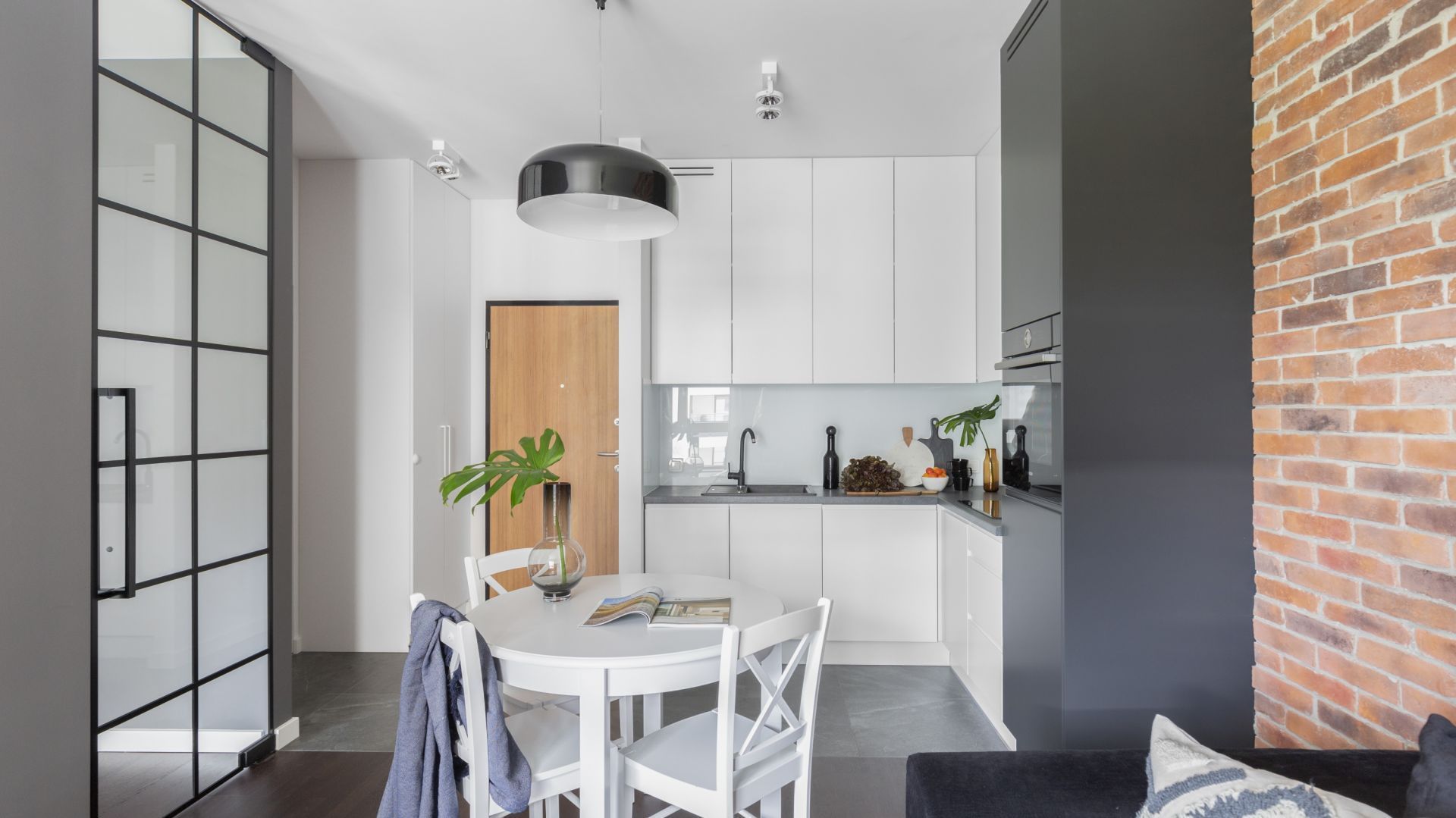 Mała kuchnia w białym kolorze połączona z salonem. Projekt: Emilia Rusińska, Decoroom