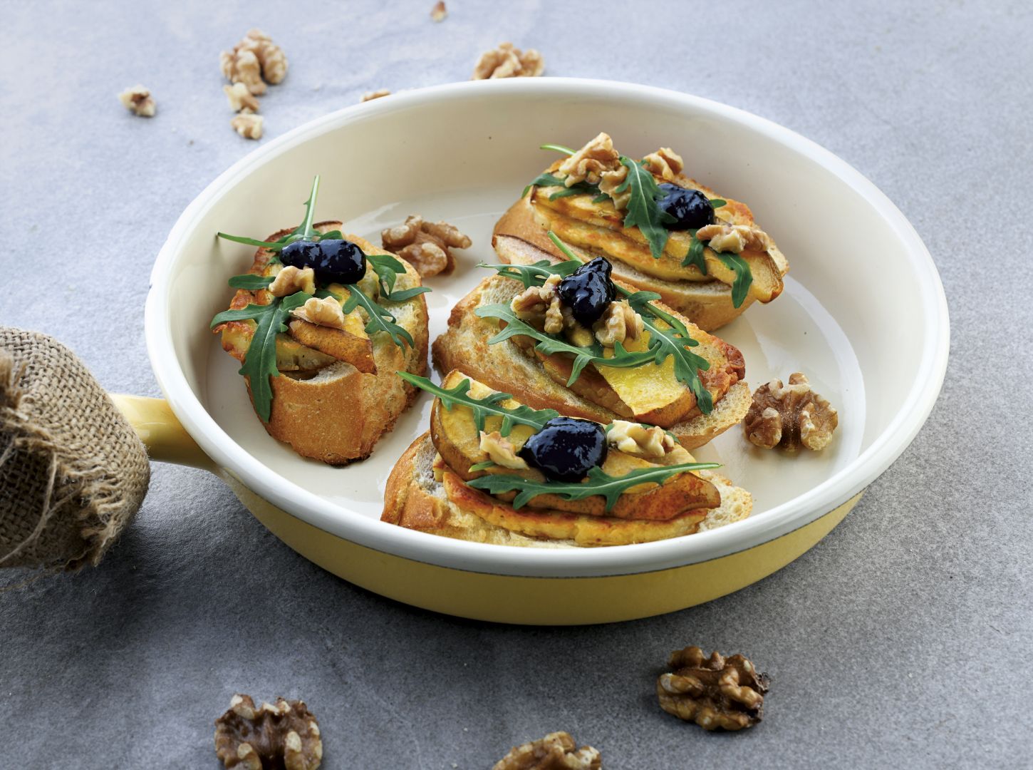 Zapiekane kanapeczki z rukolą, gruszką i serem halloumi fot. Orchidea Creative Group