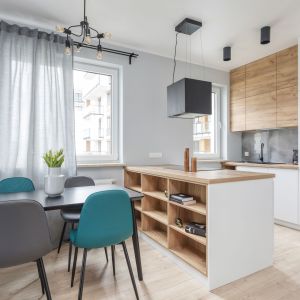 Połączenie kuchni z salonem nie oznacza jednak, że oba pomieszczenia tworzą jedną całość – zazwyczaj są one optycznie rozdzielone. Projekt Deer Design