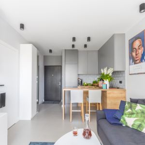Półwysep idealnie sprawdzi się w mniejszych pomieszczeniach. Projekt Decoroom Fot. Pion Poziom