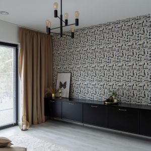 Punktem odniesienia przy wyborze materiałów wykończeniowych do sypialni była elegancka tapeta Gianfranco Ferre z graficznym, sygnowanym czarno-złotym wzorem. Projekt: Donata Gadalska, DG Studio. Fot. Jacek Fabiszewski