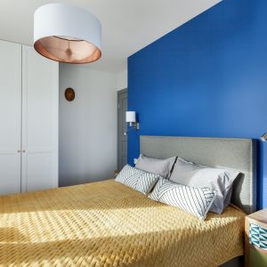 Abażury lamp są wewnątrz w kolorze miedzi, nawiązując tym samym do uchwytów meblowych.Projekt: Justyna Mojżyk, poliFORMA. Fot. Monika Filipiuk-Obałek