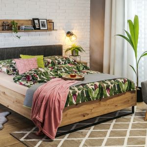 Sypialnia w nowoczesnym stylu, bliska naturze, z drewnianymi dekorami i botanicznymi wzorami. Fot. Salony Agata