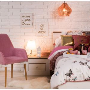 Kolor różowy, zwłaszcza w modnym pastelowym odcieniu, to doskonały pomysł do sypialni. Fot. Salony Agata