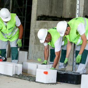 Zanim przystąpimy do prac murarskich musimy pamiętać o poziomej izolacji przeciwwilgociowej, która zabezpieczy ściany przed przenikaniem wilgoci. Fot. H+H 