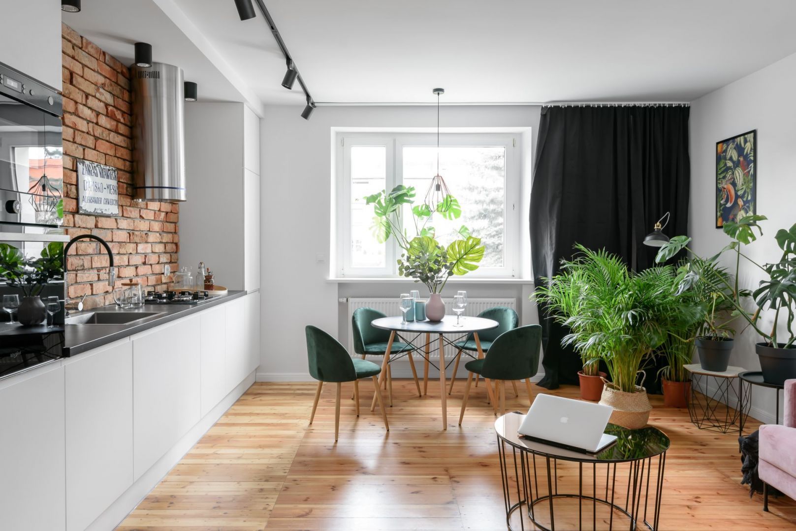 Nowoczesna jadalnia znajduje się w otwartej strefie dziennej w 65-metrowym mieszkaniu w zabytkowej kamienicy. Projekt i zdjęcia: Magdalena i Robert Scheitza, pracownia SHLTR Architekci