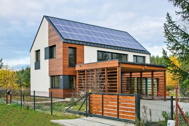Mieszkańcy domu w Chotomowie nie płacą rachunków za zużywaną energię. „Dom z ogrodem zimowym”, ponieważ tak nazwany został projekt poznańskiej pracowni Pasywny M2, jest budynkiem dodatnim energetycznie. Oznacza to, że dzięki własnym odnaw