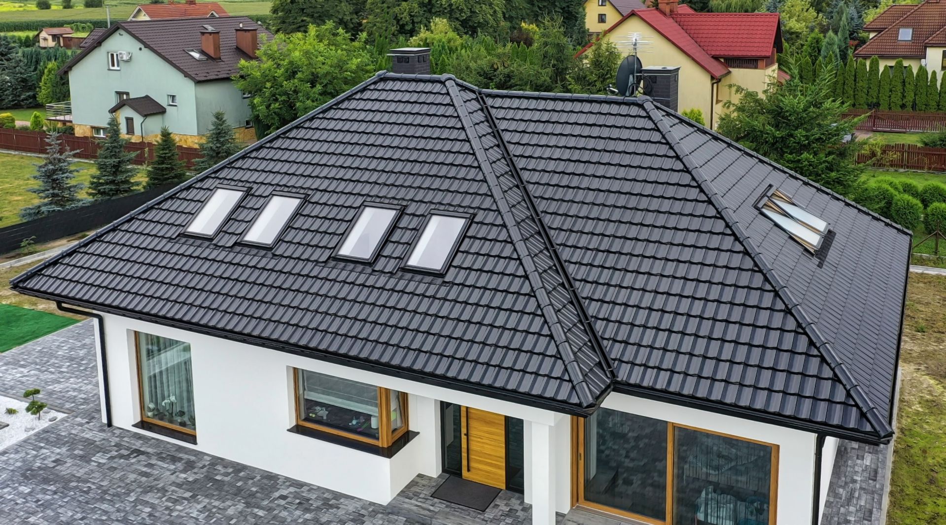 Wybór pomiędzy dachówką w wersji glazurowanej a angobowanej to w dużej mierze kwestia gustu i indywidualnych oczekiwań estetycznych. Na zdjęciu: dachówka ceramiczna Cantus Finesse, czarna glazurowana. Fot. Creaton