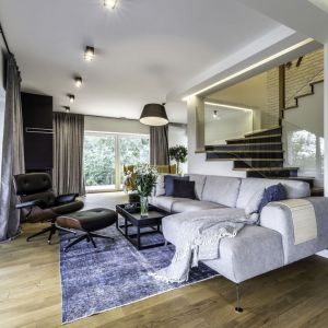 Elegancki salon jest jasny, stylowy i bardzo wygodny. Projekt: Dominika Jurczak, DK architektura wnętrz. Fot. Krzysztof Czapor