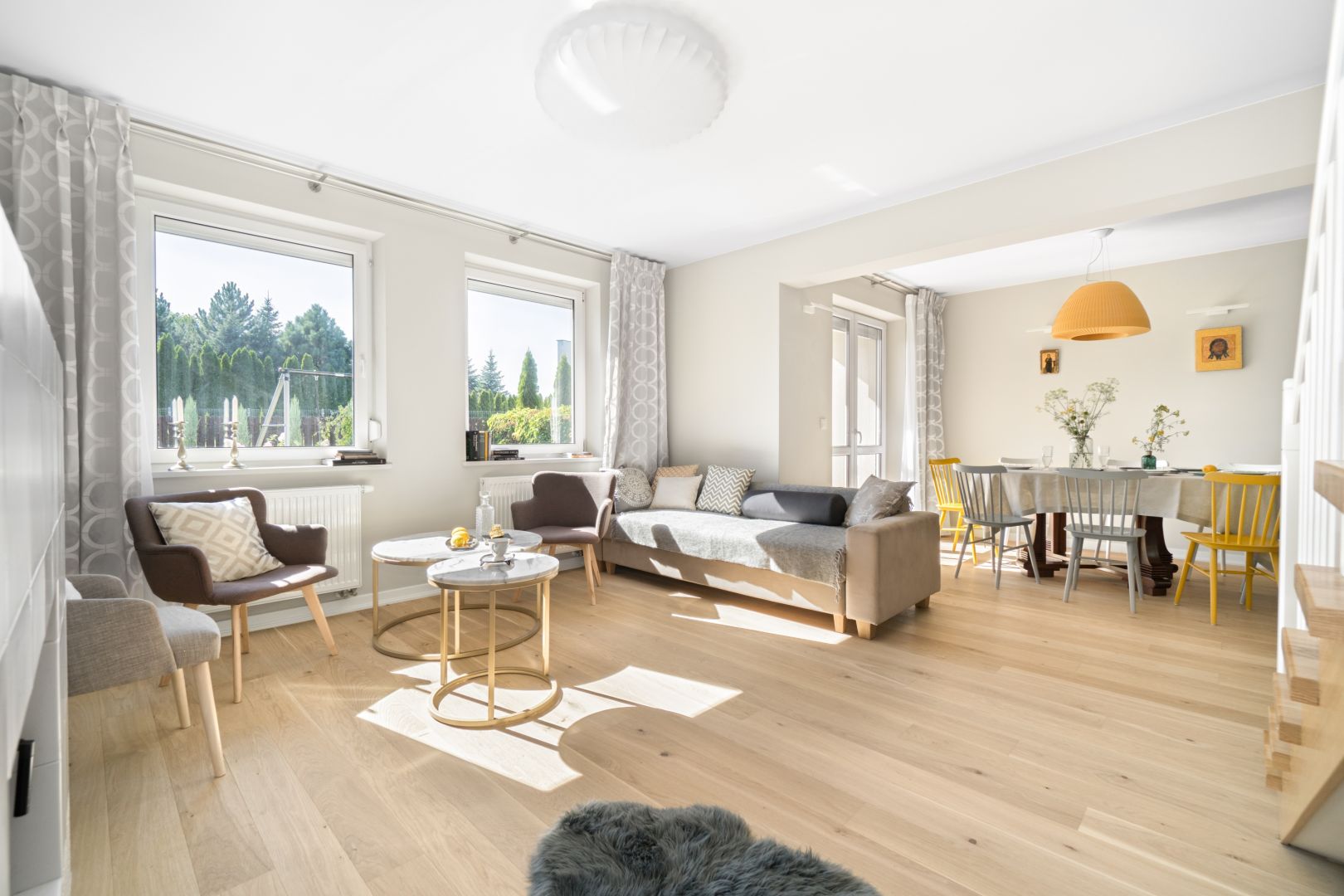 Jasny salon. Tak urządzisz go w stylu naturalnym. Projekt MM Architekci. Fot. Jeremiasz Nowak