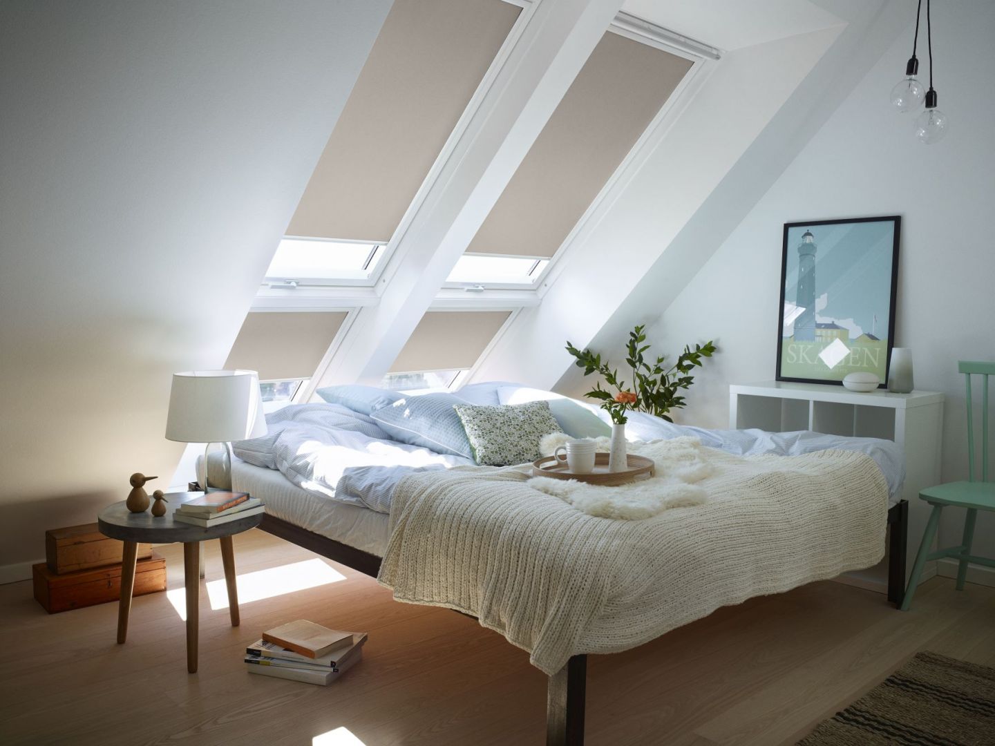 Rolety zaciemniające Velux DKL z białymi prowadnicami świetnie sprawdzą się w każdej sypialni na poddaszu, oferując doskonałe warunki do snu dzięki całkowitemu zaciemnieniu wnętrza. Fot. Velux