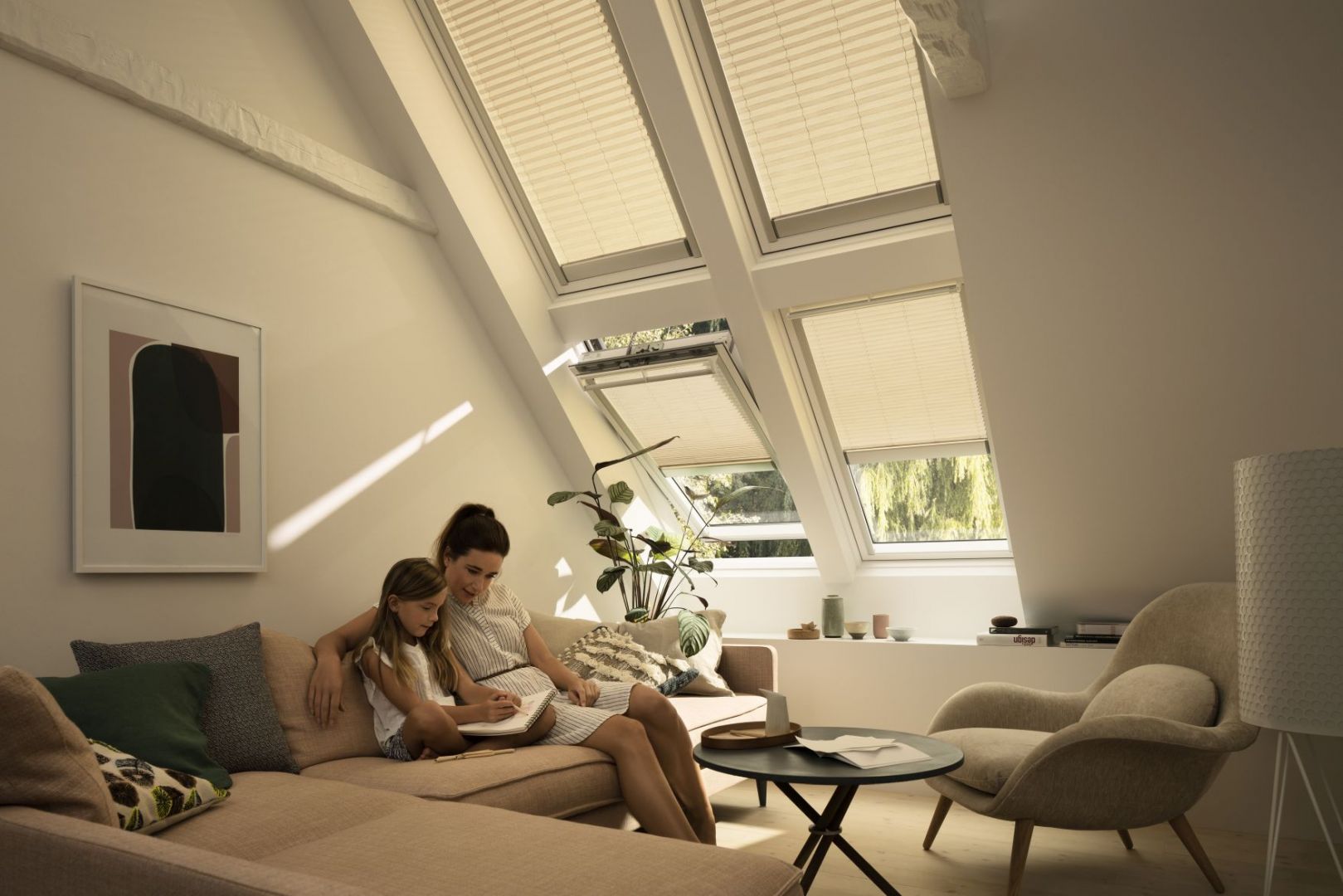 Roleta plisowana Velux subtelnie rozprasza światło i zapewnia prywatność. Można ją zatrzymać w dowolnym miejscu regulując jej położenie za pomocą dolnej i górnej prowadnicy. Fot. Velux