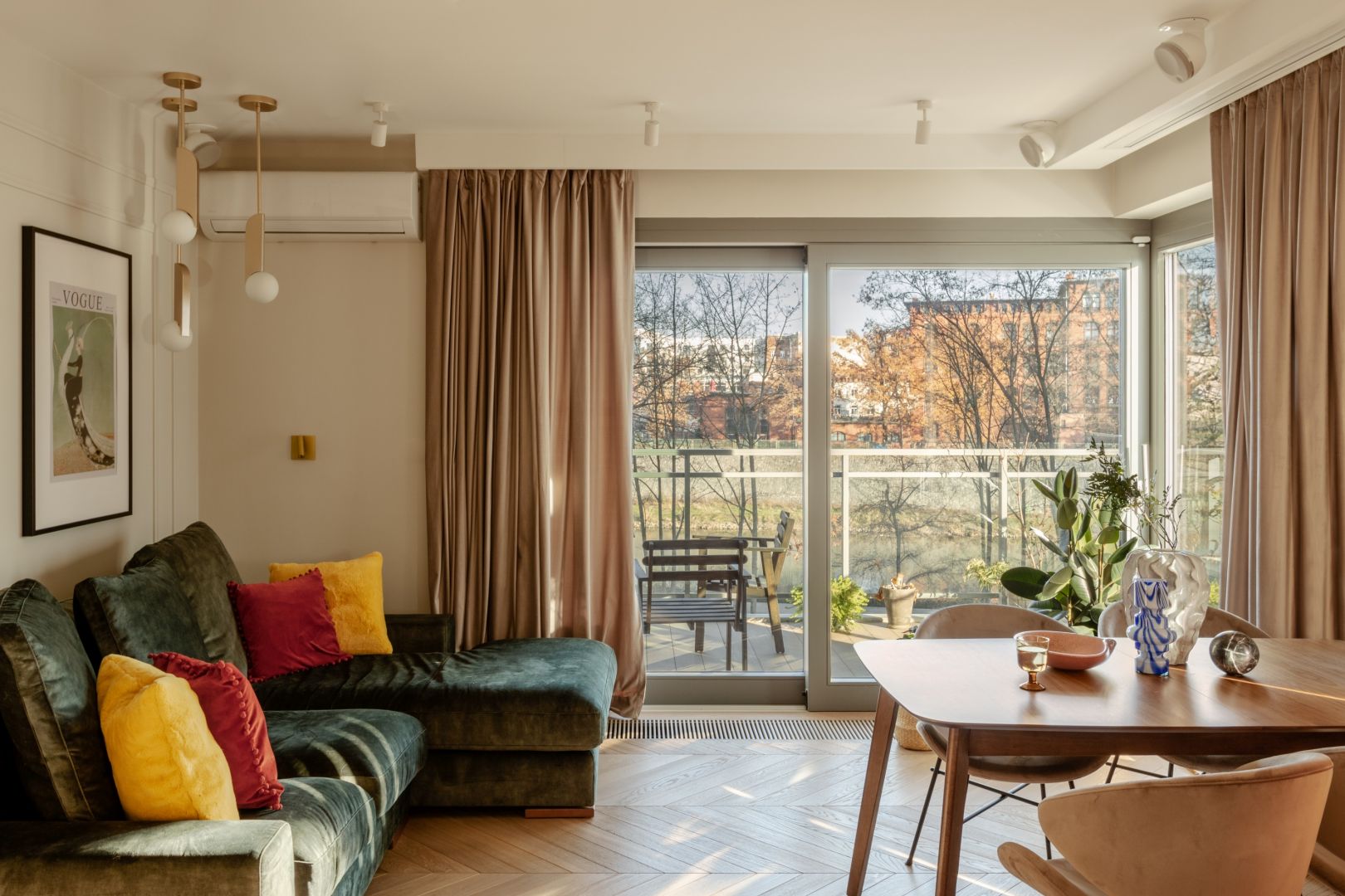 Zasłony dodają salonowi przytulności. Projekt Finchstudio. Stylizacja i fot. Aleksandra Dermont.