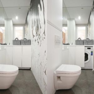Tak można ukryć pralkę w łazience. Projekt: Karolina Łuczyńska. Fot. Bartosz Jarosz