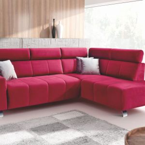 Sofa w różowym kolorze z kolekcji Rubio dostępna w ofercie firmy PMW Nidzica. Fot. PMW Nidzica