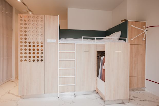 23-metrowa kawalerka w Poznaniu to typowy small apartment design. Na zaledwie kilkunastu metrach kwadratowych kawalerki wygospodarowano box spełniający funkcję kuchni, przechowywania, sypialni i relaksu w części dziennej.