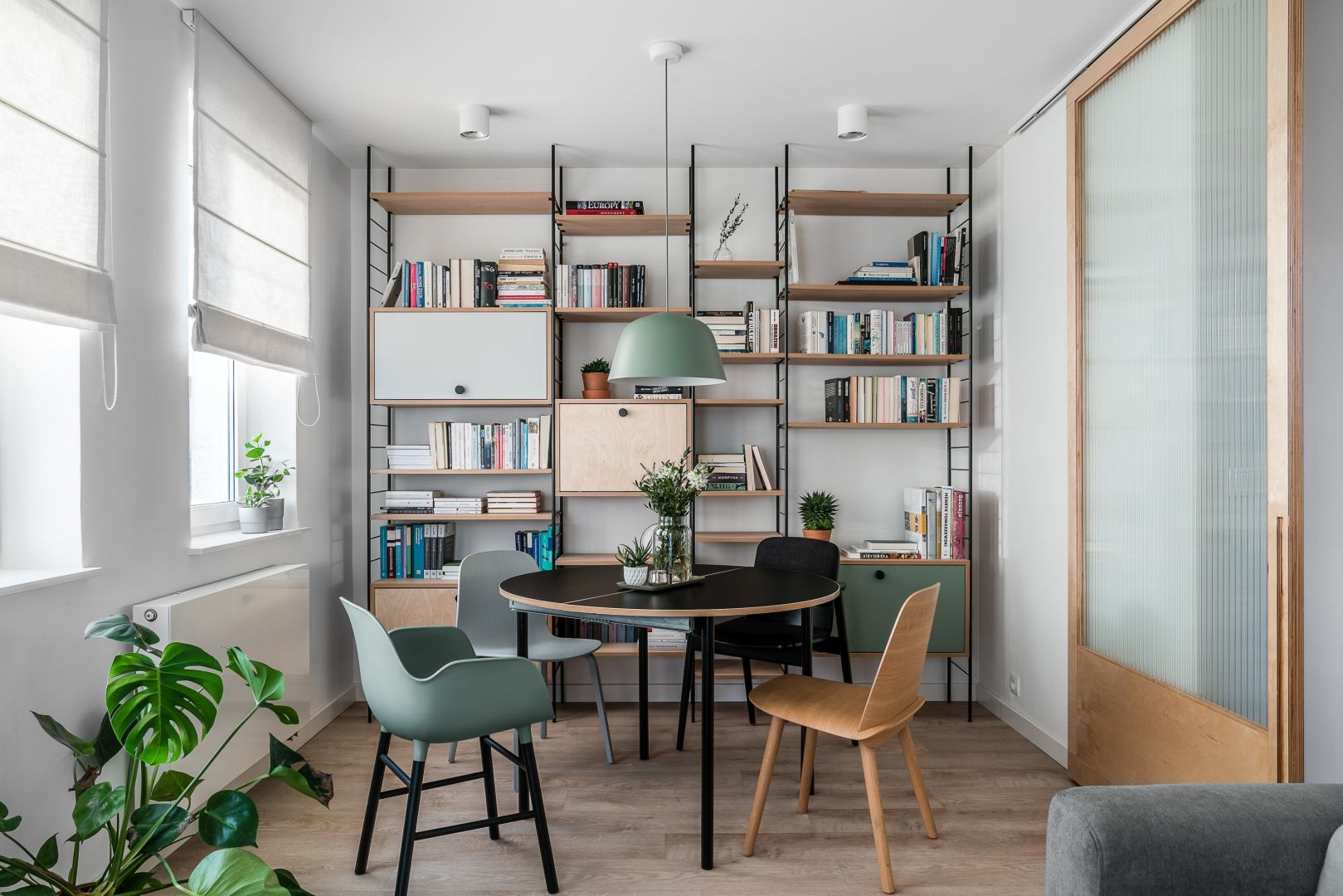 Książki w salonie. Sposób na domową biblioteczkę. Projekt Raca Architekci. Fot. Fotomohito