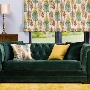 Zielona sofa w modnym welwetowym obiciu i w kolorze butelkowej zieleni. Fot. Dekoria