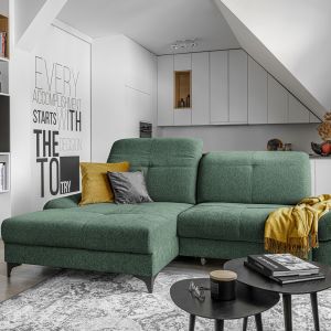 Zielona sofa na białym tle wygląda świeżo i kolorowo. Fot. Wajnert Meble