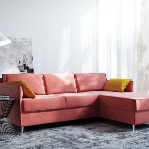 Kolorowa sofa w salonie. Narożnik Hugo w kolorze z palety czerwieni. Producent: MP Nidzica
