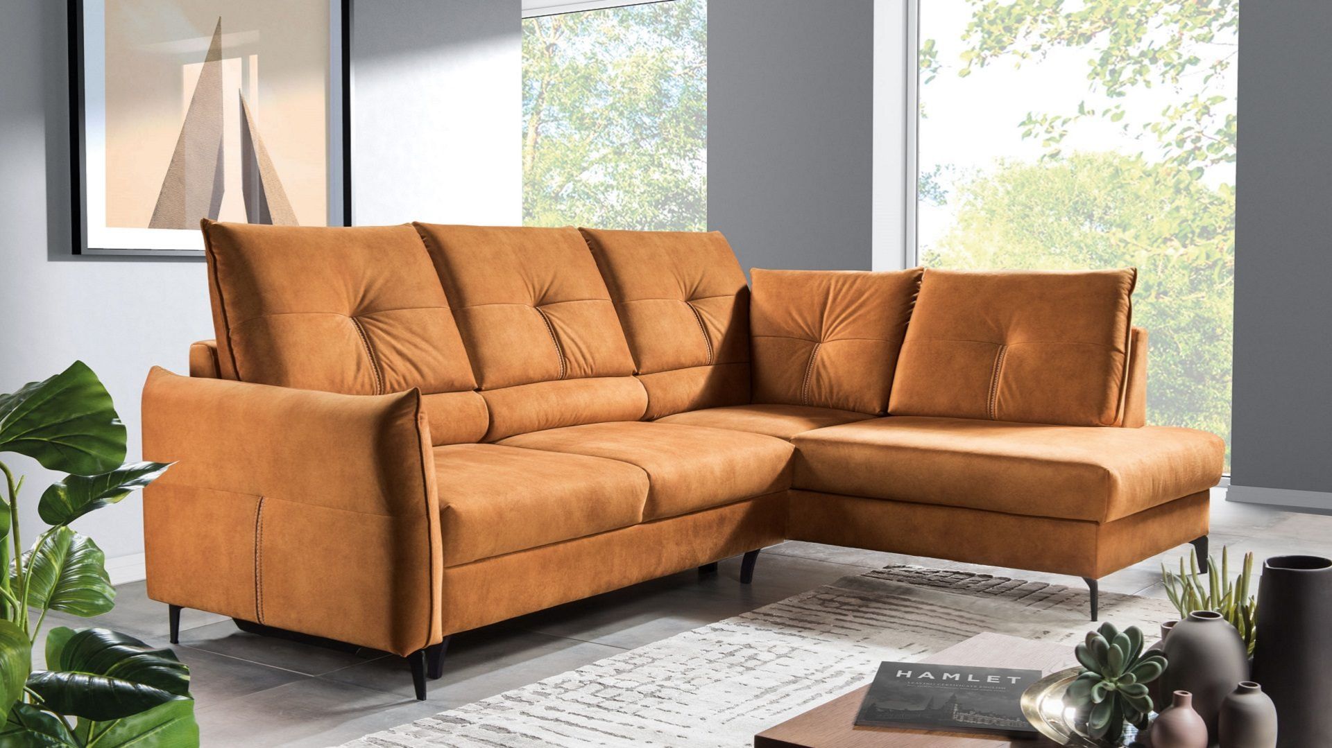 Trendy 2021. Kolorowa sofa w salonie. 15 świetnych modeli