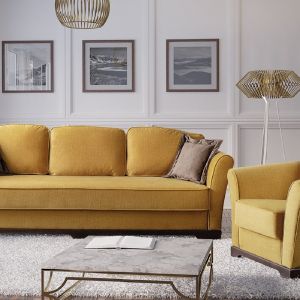 Kolorowa sofa w salonie. Kolekcja mebli Loretta, na zdjęciu w ciepłym żółtym kolorze. Producent: Libro