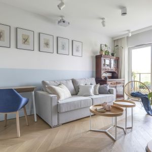 Jasny salon w bloku - pomysł na aranżację. Projekt: Joanna Dziurkiewicz, Tworzywo studio. Zdjęcia: Pion Poziom