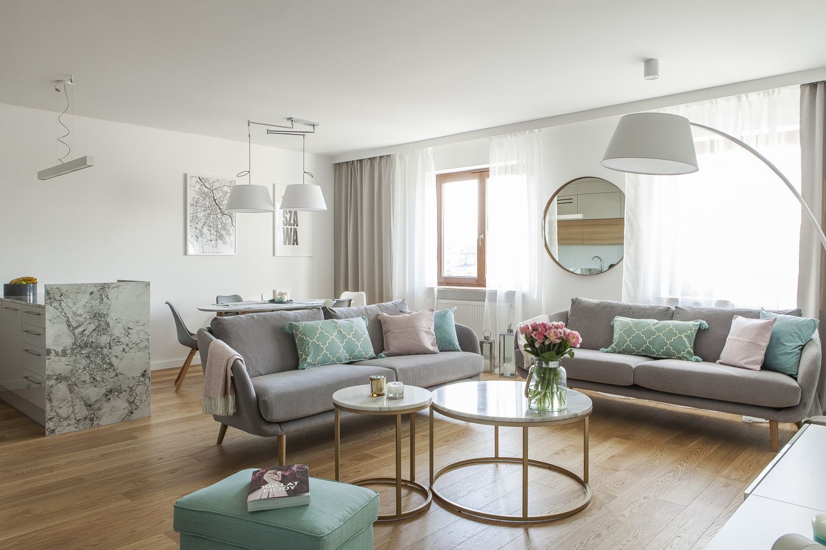 Elegancki salon w kobiecym stylu. Projekt MAFgroup