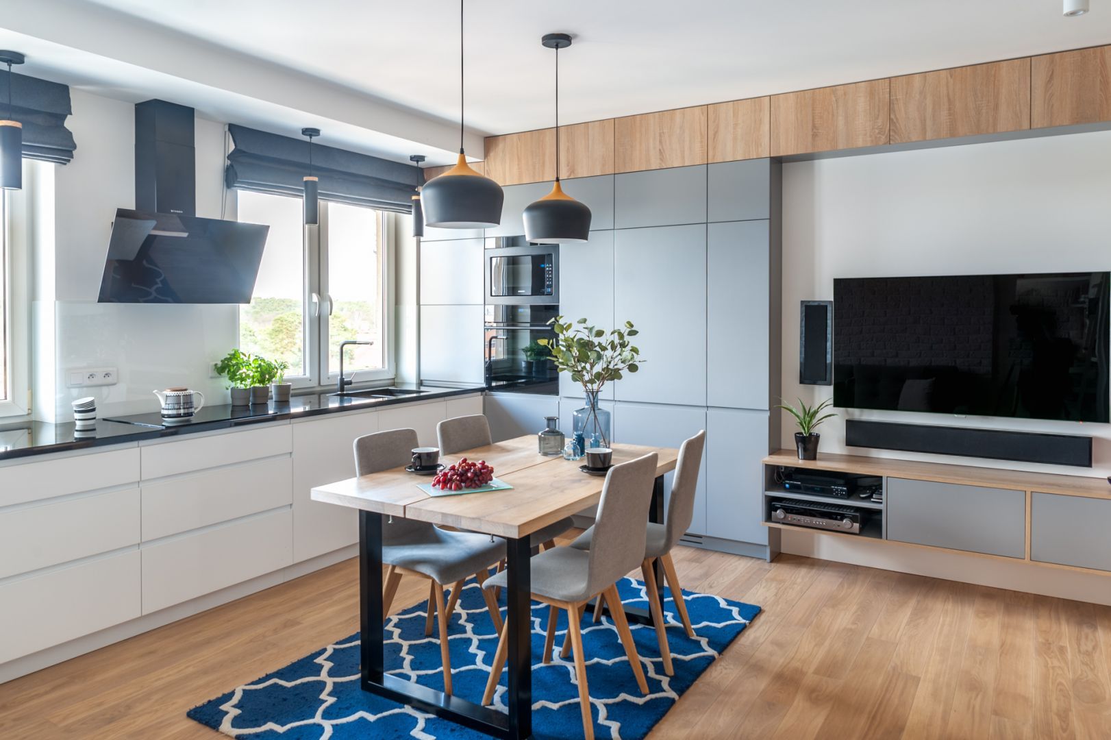 Nieduża, nowoczesna kuchnia połączona z jadalnią i salonem. Projekt: Ewelina Para, RED design. Fot. Adam Woropiński www.bardzo.photo.pl