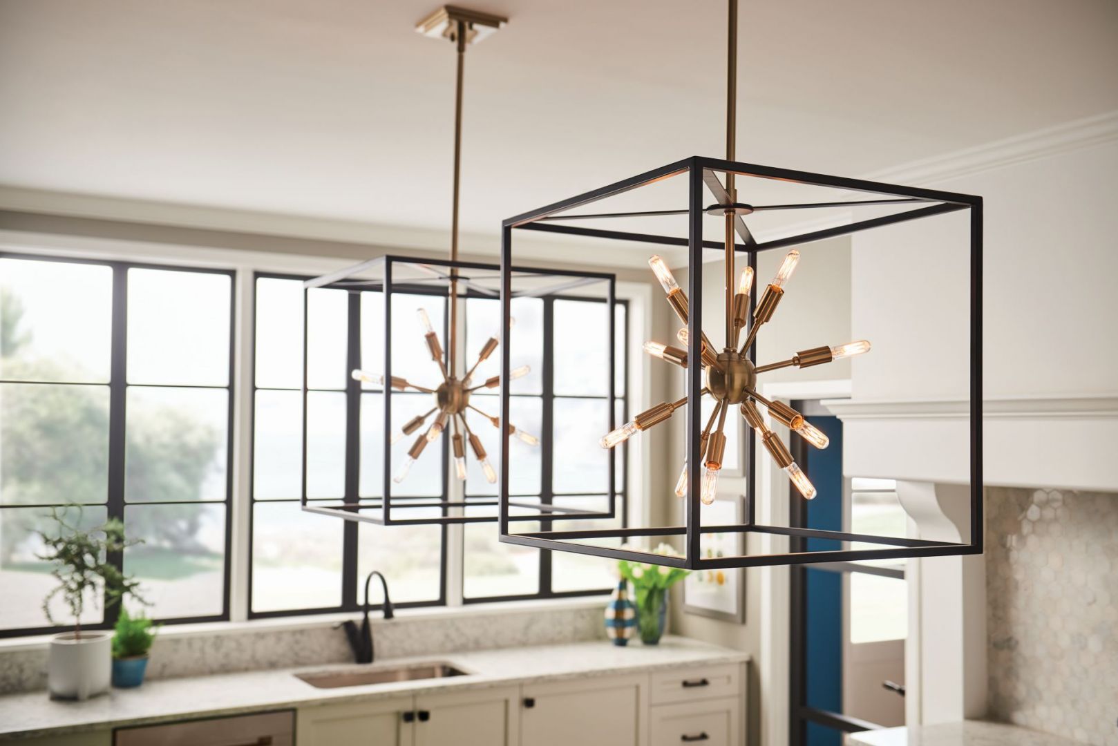 Świetny pomysł na oświetlenie nad wyspę w kuchni lub stół w jadalni. Reprezentacyjne, geometryczne lampy w loftowym stylu. Producent: Distinctive Lighting
