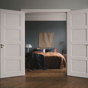 Sypialnia, pomalowana farbą  Tikkurila Optiva Ceramic Super Matt 3 w odcieniu S500, widoczna przez drzwi z szarego salonu będzie potęgowała głębię aranżacyjną, tworząc jednocześnie atmosferę tajemniczości. Fot. Tikkurila 