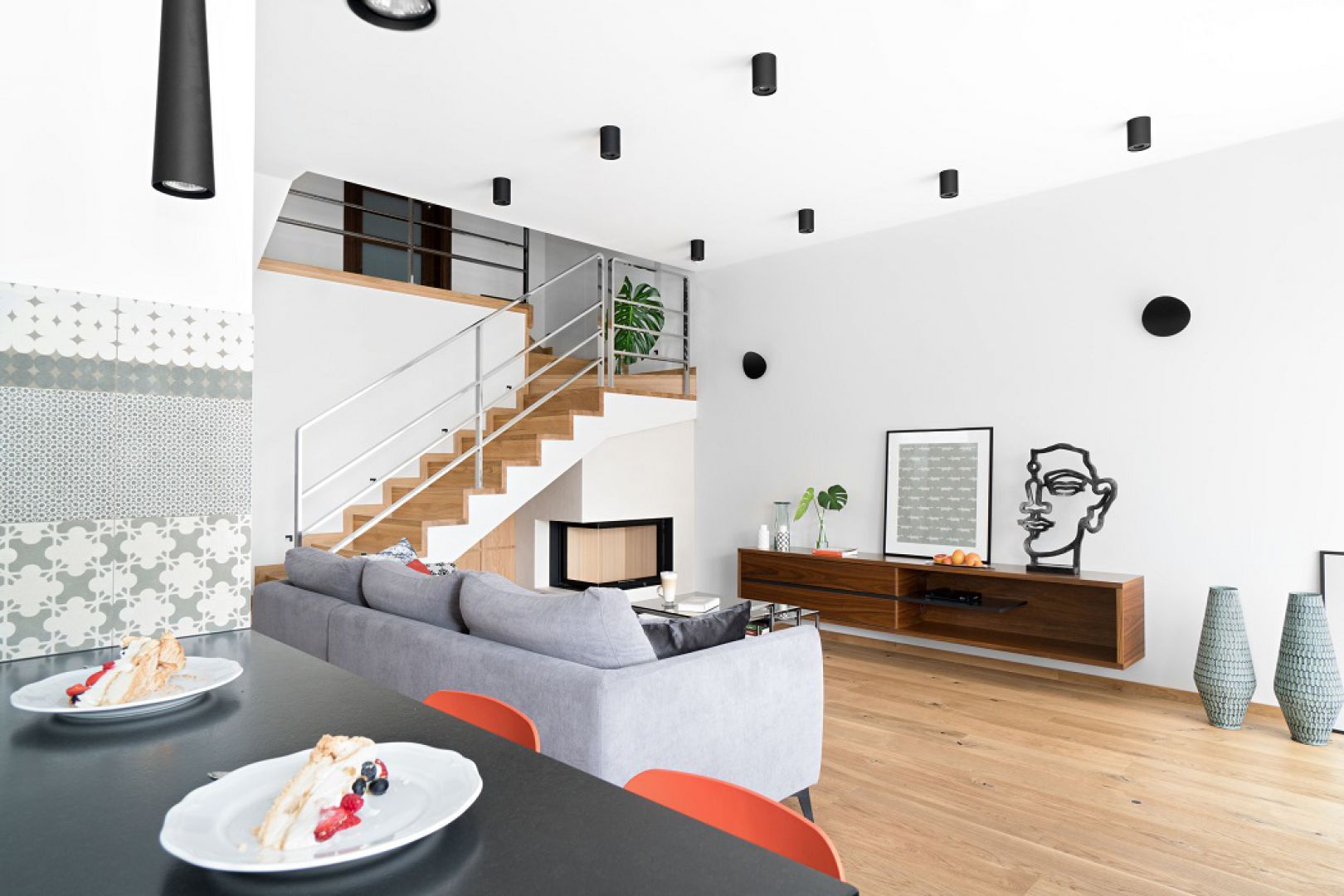 Biały salon ocieplony drewnem. Projekt: MM Architekci. Fot. Jeremiasz Nowak