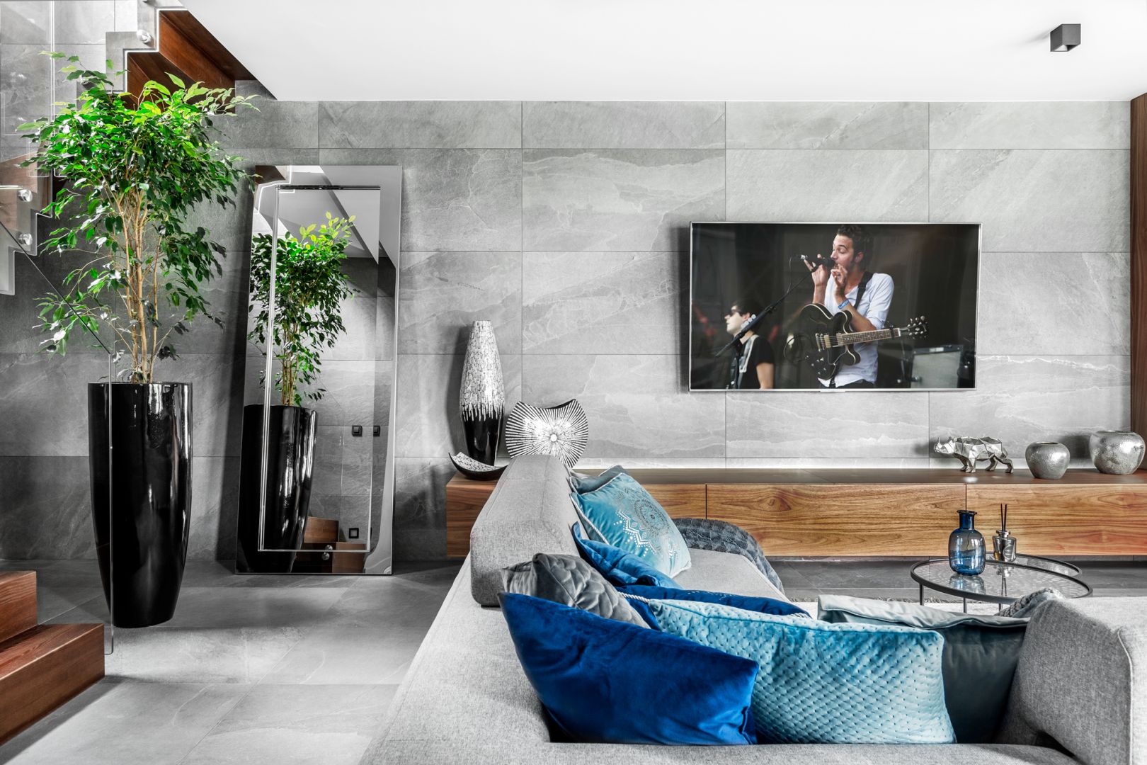 Telewizor w salonie. Projekt Agnieszka Morawiec. Fot. Dekorialove