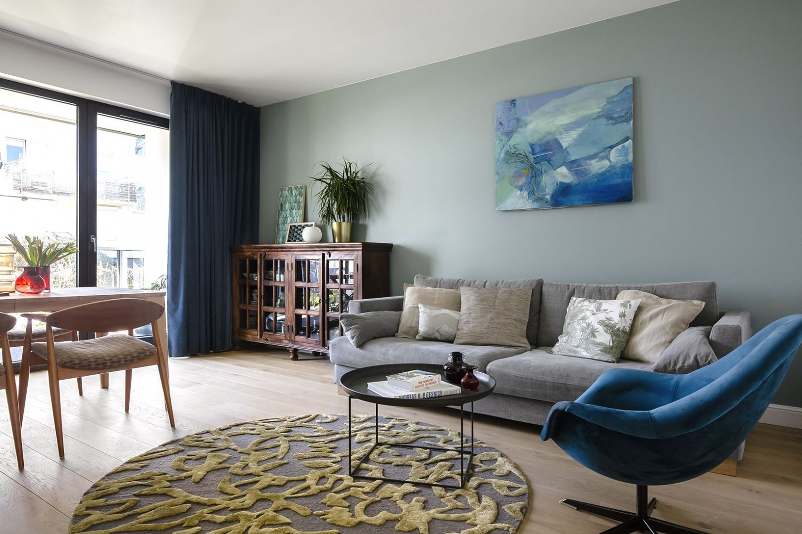 Drewniana, elegancka komoda z dekoracyjnym wykończeniem w salonie. Projekt: Magdalena Bielicka, Maria Zrzelska-Pawlak, pracownia Magma. Fot. Kroniki Studio