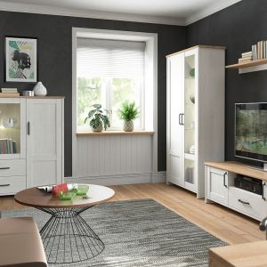 Meble do salonu: kolekcja Loksa stylu skandynawskim przyciąga uwagę ramami na frontach, mocnymi uchwytami, prostą stylistyką i jasną kolorystyką. Producent: Black Red White