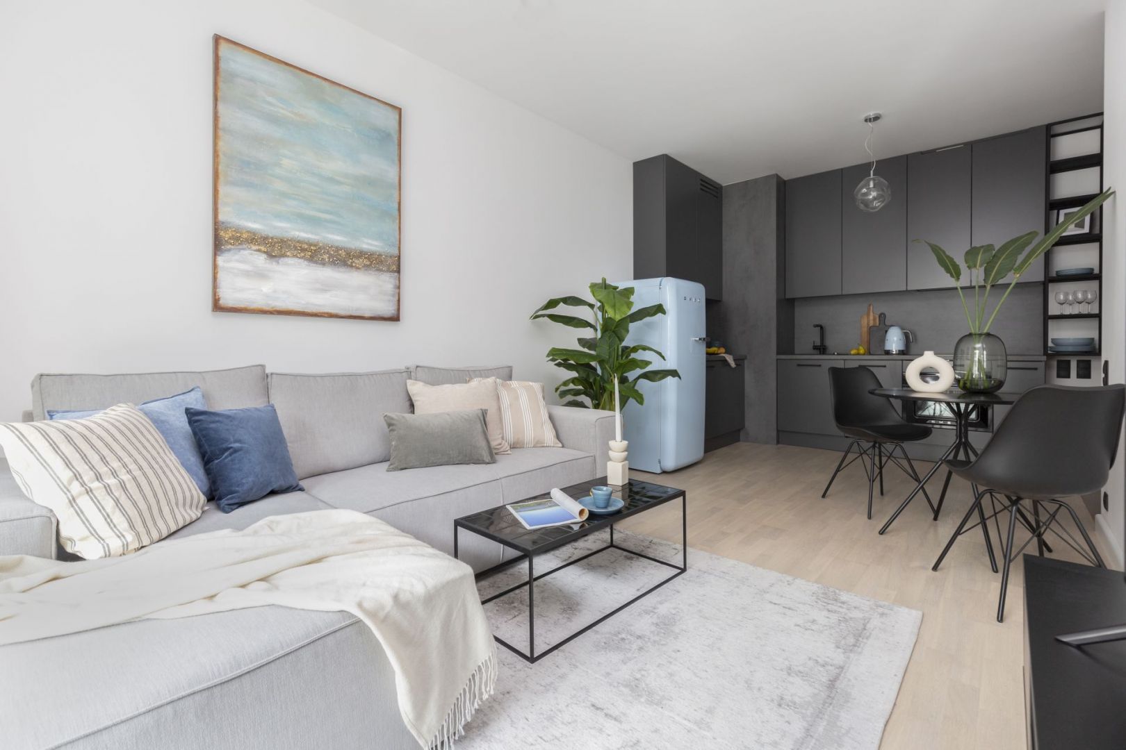 35-metrowe mieszkanie na wynajem urządzono w szarej kolorystyce. Projekt i realizacja: Pracownia Architektury Wnętrz Decoroom. Zdjęcia i stylizacja: Marta Behling, Pion Poziom – fotografia wnętrz