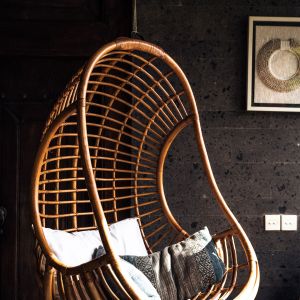 Fotel wiszący Monnarita Hugo jest wykonany z rattanu. Jego oryginalny kształt przypomina kokon. Cena: 1390 zł. Sprzedaż: Monnarita