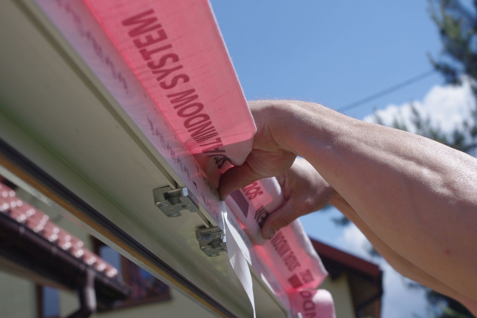 Montaż warstwowy z użyciem taśm umożliwia szczelne „zamknięcie” połączenia okno-mur w krótkim czasie, jednak jego zastosowanie przy wymianie stolarki nie zawsze jest możliwe. Fot. Soudal