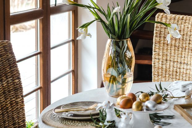 Wielkanocny stół w stylu naturalnym. Modne dekoracje do domu