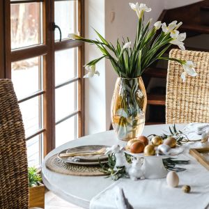 Wielkanocny stół w stylu naturalnym. Fot. Home&You