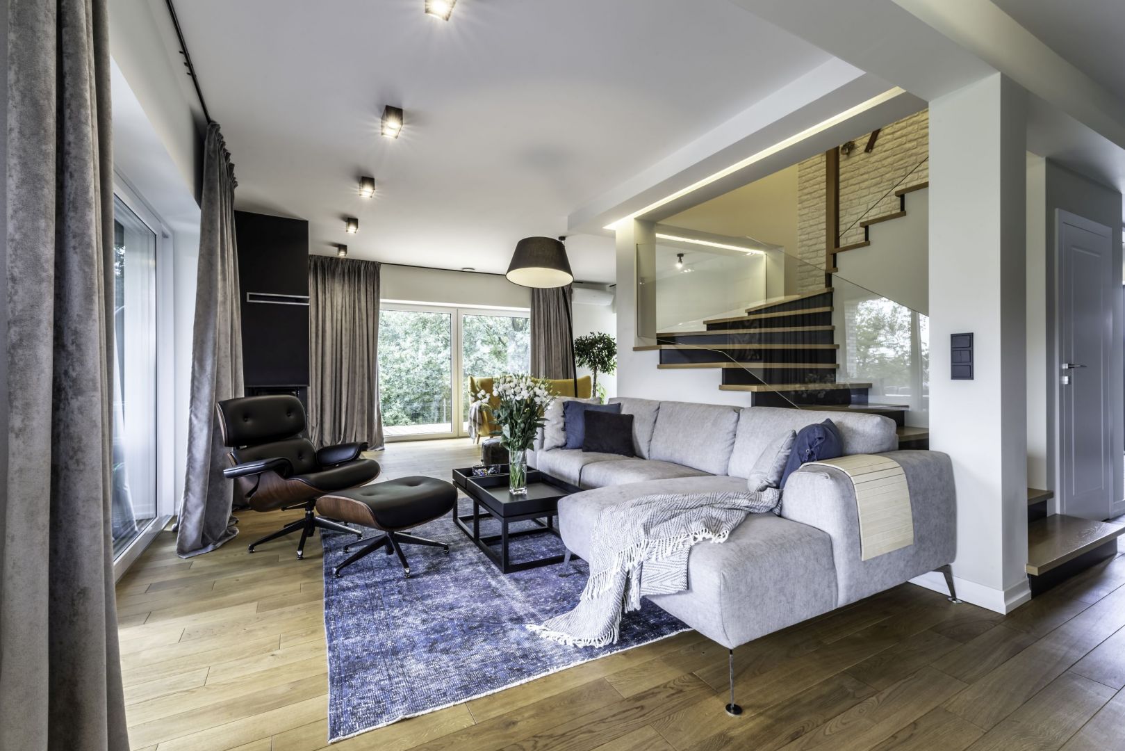 Salon urządzony nowocześnie. Projekt Dominika Jurczak, DK architektura wnętrz. Fot. Krzysztof Czapor